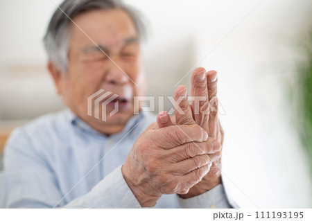 指関節の痛みに悩むシニア、日本人の男性 111193195