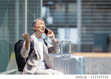 旅行に出かけるシニア男性 111193319