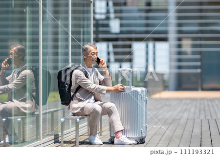 旅行に出かけるシニア男性 111193321