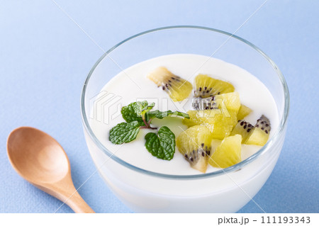 ヨーグルトとキウイ 111193343