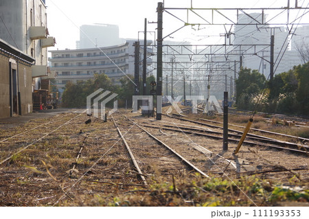 東高島駅 倉庫と線路跡のある構内 111193353