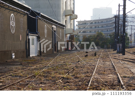 東高島駅 倉庫と線路跡のある構内 東高島駅 倉庫と線路跡のある構内 111193356