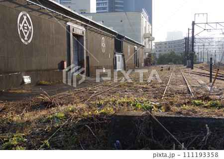 東高島駅 倉庫と線路跡のある構内 東高島駅 倉庫と線路跡のある構内 111193358