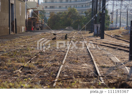 東高島駅 倉庫と線路跡のある構内 111193367