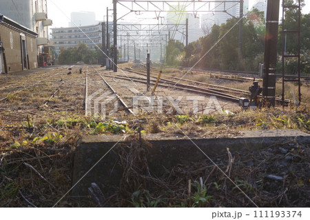 東高島駅 倉庫と線路跡のある構内 111193374