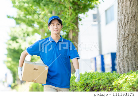 荷物を運ぶ配達員 111193375