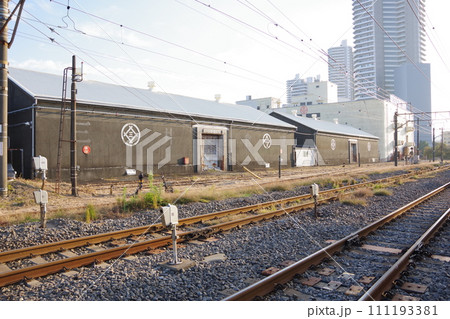 東高島駅 倉庫と線路跡のある構内 111193381