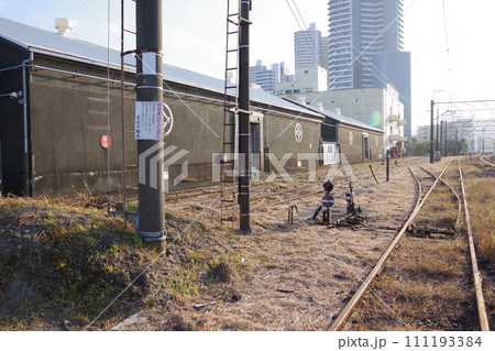 東高島駅 倉庫と線路跡のある構内 東高島駅 倉庫と線路跡のある構内 111193384