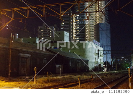 東高島駅 夜の構内 111193390