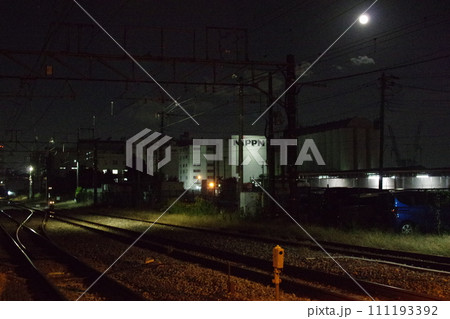 東高島駅 夜の構内 111193392