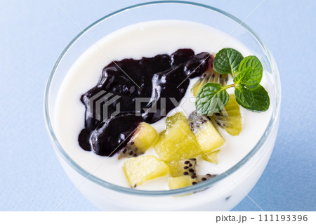 朝食にヨーグルトを食べる 111193396