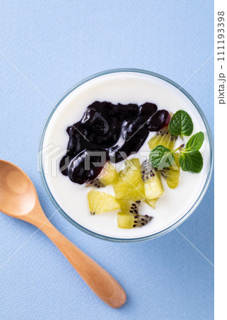 朝食にヨーグルトを食べる 朝食にヨーグルトを食べる 111193398