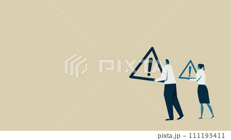 大小の危険マークを運ぶ男性と女性。リスクに対処するイメージ 111193411