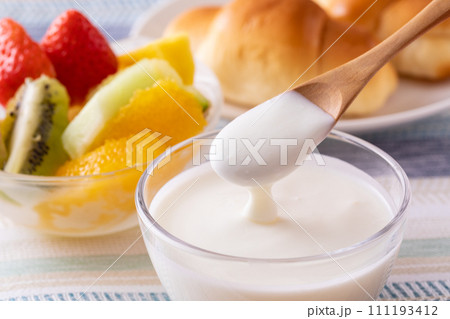 朝食にヨーグルトを食べる 朝食にヨーグルトを食べる 111193412