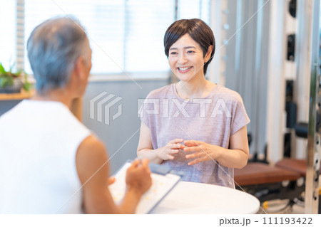 カウンセリングを受けるミドルの女性 111193422