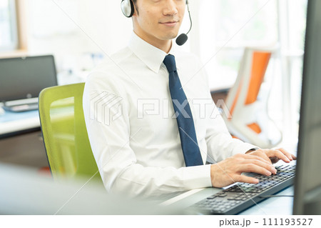 若い男性、オペレーター、コールセンター、スタッフ 111193527