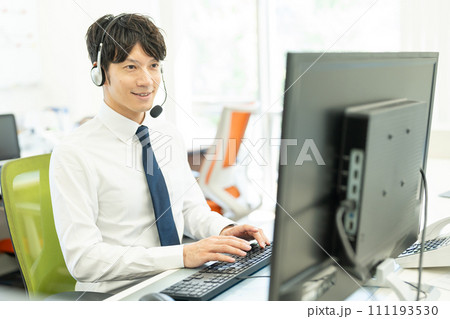 若い男性、オペレーター、コールセンター、スタッフ 111193530