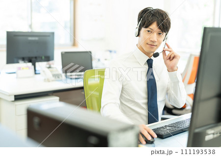 若い男性、オペレーター、コールセンター、スタッフ 若い男性、オペレーター、コールセンター、スタッフ 111193538