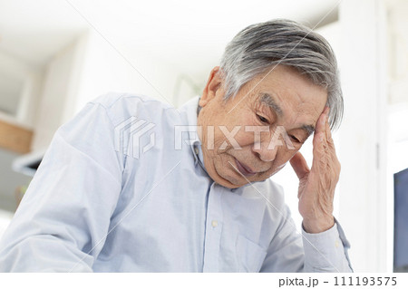 片頭痛に悩む日本人のシニア男性 111193575