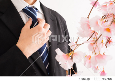 スーツ男性と桜で新入社員のイメージ スーツ男性と桜で新入社員のイメージ 111193766