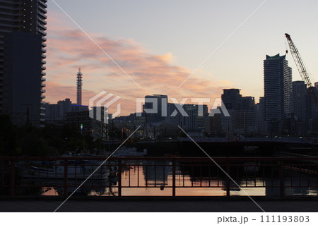 東高島駅から見るみなとみらいの夕景 111193803