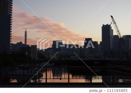 東高島駅から見るみなとみらいの夕景 111193805