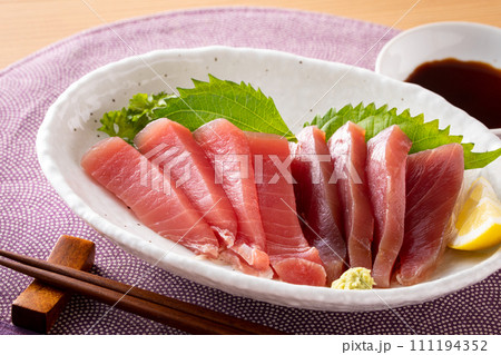 マグロの刺身 111194352