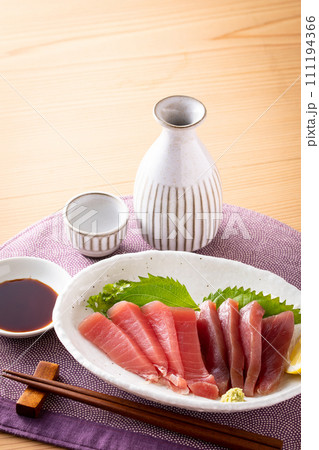 マグロの刺身と日本酒 マグロの刺身と日本酒 111194366
