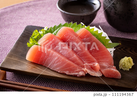 マグロの刺身と日本酒 111194367