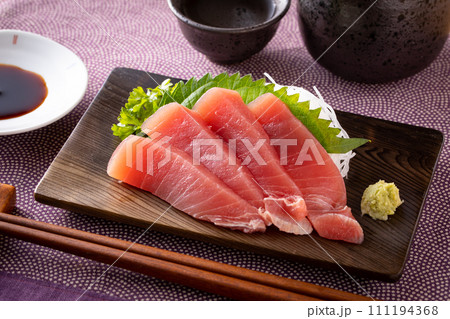 マグロの刺身と日本酒 111194368
