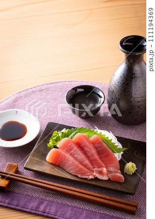 マグロの刺身と日本酒 111194369