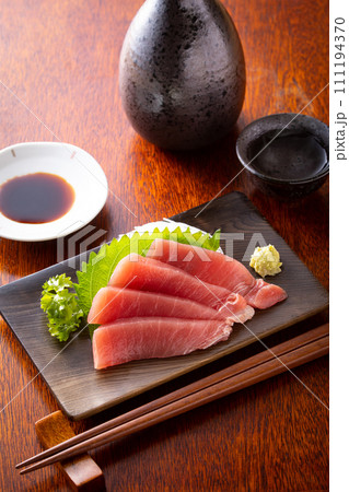 マグロの刺身と日本酒 111194370