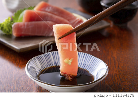 マグロの刺身 111194379