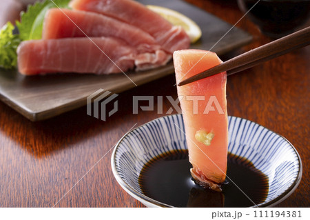 マグロの刺身 111194381