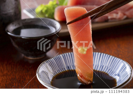 マグロの刺身 111194383