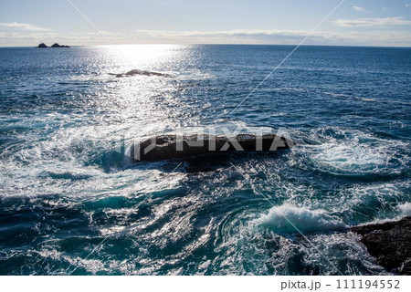 海岸風景・世界遺産「鬼ヶ城」(三重県・熊野市) 111194552