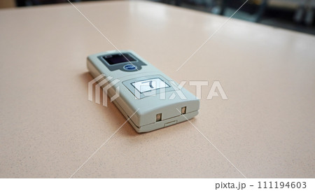 フードコートのテーブルに置かれた呼出ブザー 111194603