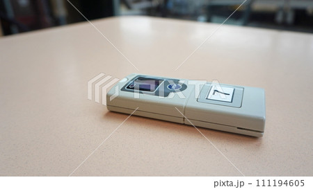 フードコートのテーブルに置かれた呼出ブザー 111194605