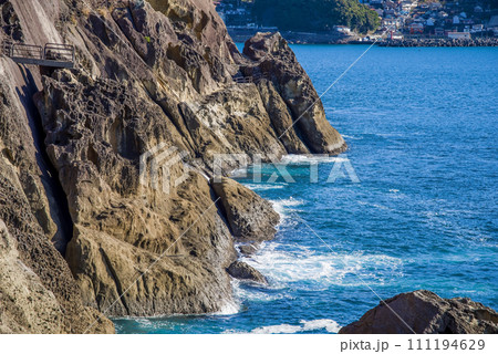 世界遺産「鬼ヶ城」(三重県・熊野市)・断崖絶壁の海岸風景 世界遺産「鬼ヶ城」(三重県・熊野市)・断崖絶壁の海岸風景 111194629