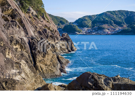 世界遺産「鬼ヶ城」(三重県・熊野市)・断崖絶壁の海岸風景 111194630