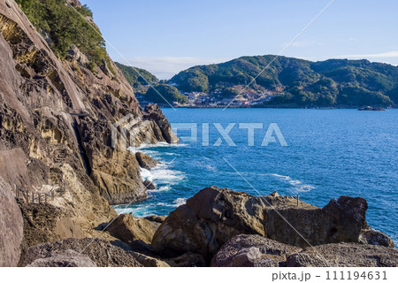 世界遺産「鬼ヶ城」(三重県・熊野市)・断崖絶壁の海岸風景 世界遺産「鬼ヶ城」(三重県・熊野市)・断崖絶壁の海岸風景 111194631