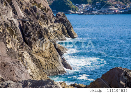 世界遺産「鬼ヶ城」(三重県・熊野市)・断崖絶壁の海岸風景 111194632