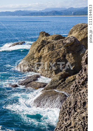 世界遺産「鬼ヶ城」(三重県・熊野市)・断崖絶壁の海岸風景 111194633