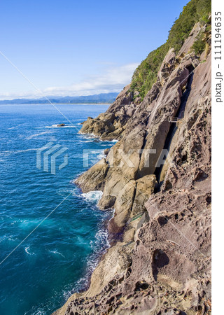 世界遺産「鬼ヶ城」(三重県・熊野市)・断崖絶壁の海岸風景 世界遺産「鬼ヶ城」(三重県・熊野市)・断崖絶壁の海岸風景 111194635
