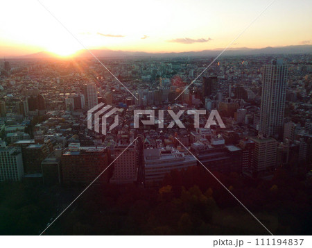 ビルから見る夕日 111194837