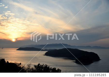 深山砲台跡から望む友ヶ島の夕日　【和歌山県和歌山市】 111195265