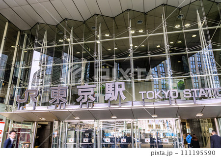 日本の東京都市景観 東京駅日本橋口を望む（成田空港から外国人観光客を乗せたバスが次々と到着）＝2日 111195590