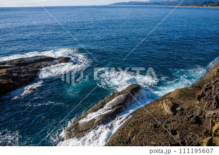 世界遺産「鬼ヶ城」(三重県・熊野市)の海岸風景 世界遺産「鬼ヶ城」(三重県・熊野市)の海岸風景 111195607