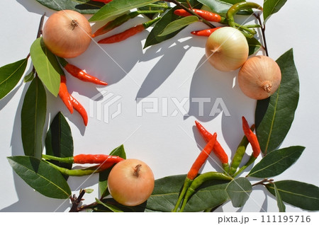 ぺコロスとローリエとトウガラシのキッチンリース 111195716