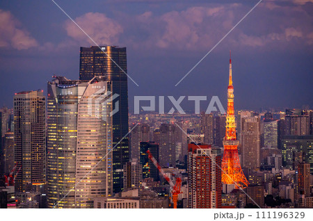 東京タワーと六本木 111196329